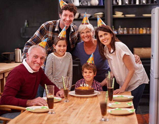 Diversão em família no meu aniversário Retrato de um menino feliz comemorando seu aniversário com sua família