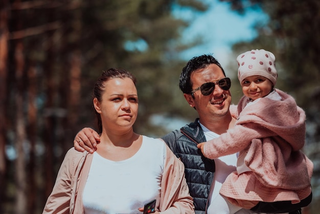 Diversão em família no parque. Família feliz passando tempo no parque e brincando com sua filha.