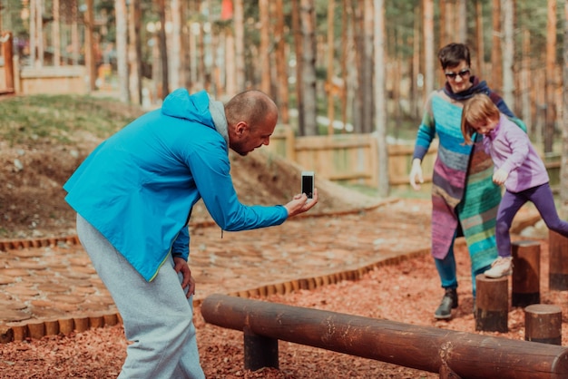 Diversão em família no parque. Família feliz passando tempo no parque e brincando com sua filha.