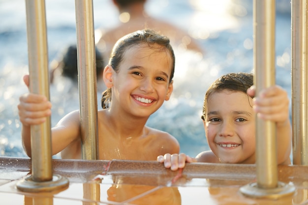 Diversão infantil brincando com água na piscina de verão