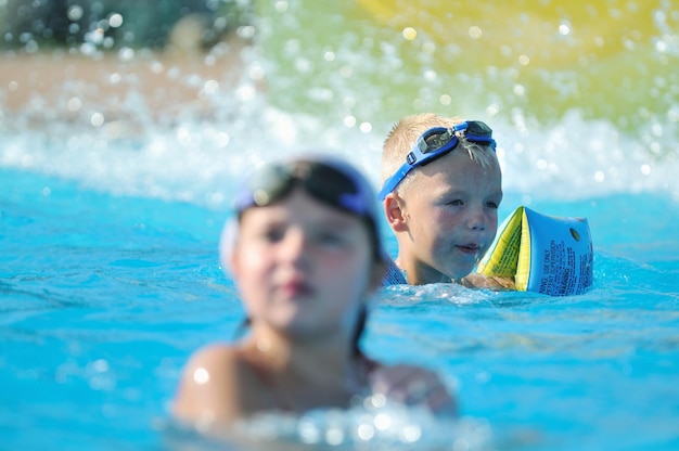 diversão na piscina