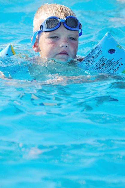 diversão na piscina