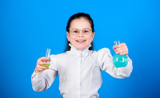 Diversão química Conhecimento básico Dia do conhecimento Estudante com líquidos químicos Infância e educação Conhecimento e informação Experimentando um pouco Estudo de criança pequena Conceito de educação