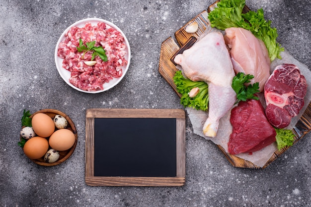 Diversas carnes crudas, fuentes de proteína animal