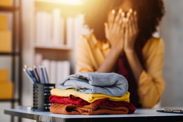 Diversas diseñadoras de moda trabajan con centímetros de sastre en el cuello y sostienen negocios de diseño creativo independientes de tabletas y teléfonos inteligentes en el estudio