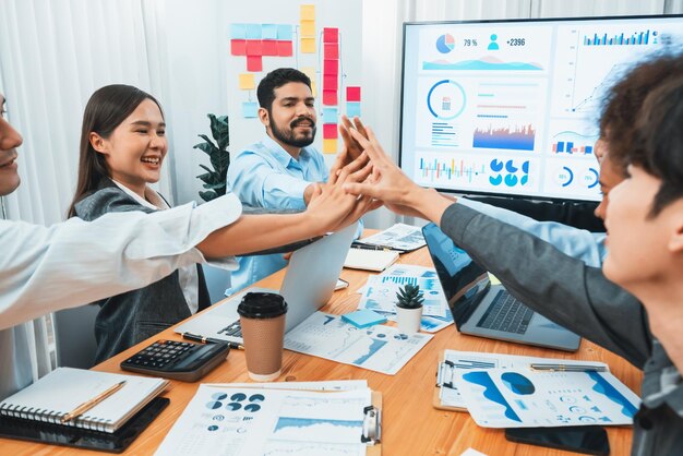 Diversas equipes de negócios comemoram uma reunião bem-sucedida com cumprimentos e expressões de felicidade na reunião do escritório corporativo representam o sucesso da unidade e a integridade profissional Concord