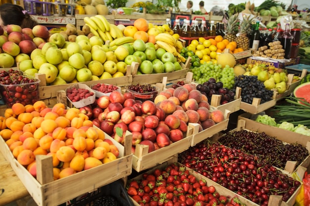 Diversas frutas frescas em caixas no mercado