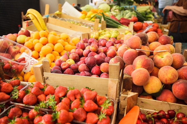 Diversas frutas frescas em caixas no mercado