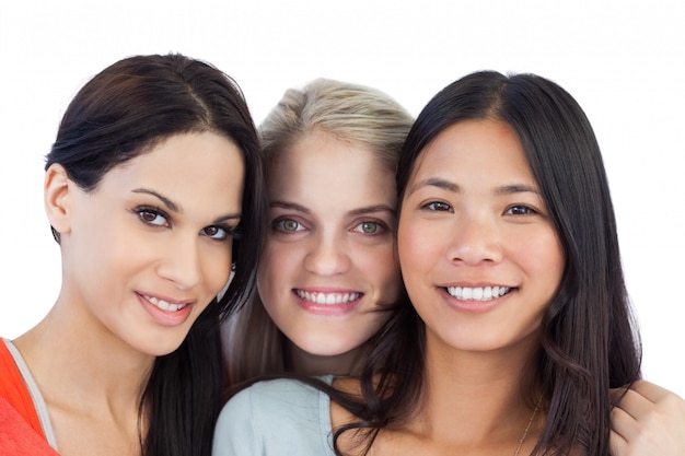 Diversas jovens sorrindo para a câmera