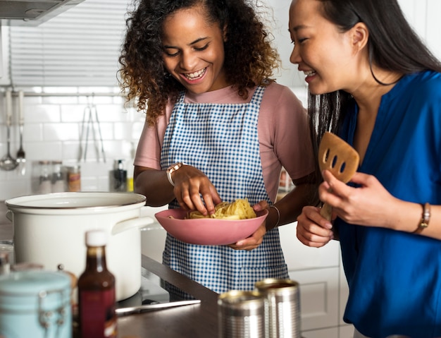 Diversas mujeres cocinando en la cocina juntas.