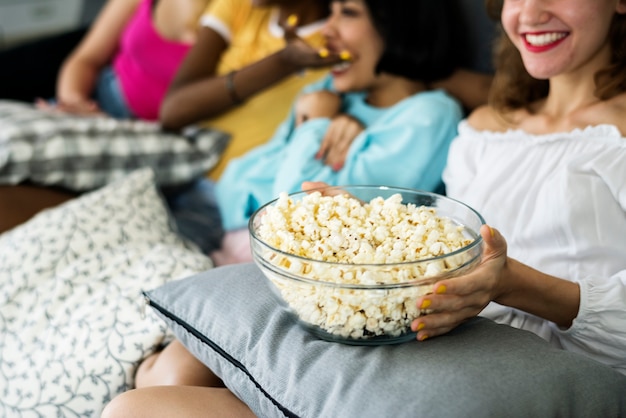 Diversas mujeres comiendo palomitas juntas