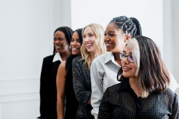 Diversas mujeres empresarias seguras de pie juntas