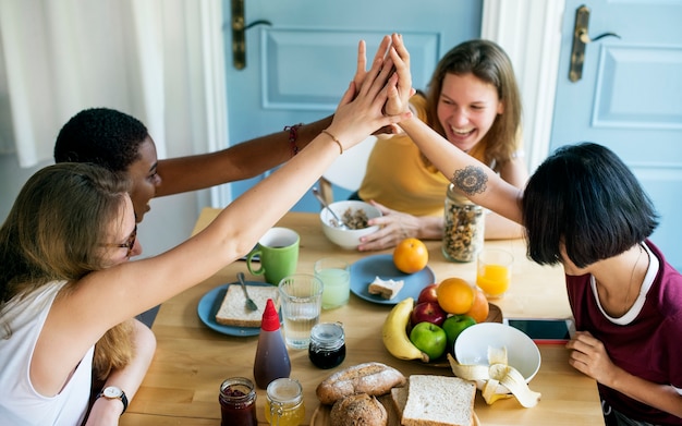 Diversas mujeres manos juntas trabajo en equipo