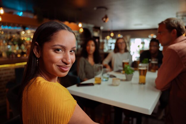 Foto diversas mujeres sonriendo mientras cenan con amigos