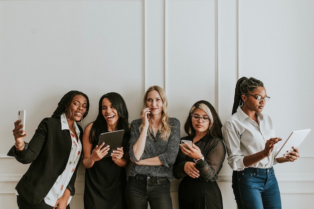 Foto diversas mulheres de negócios usando dispositivos digitais