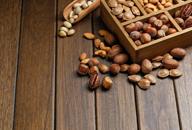 Diversas nueces en cajas de madera