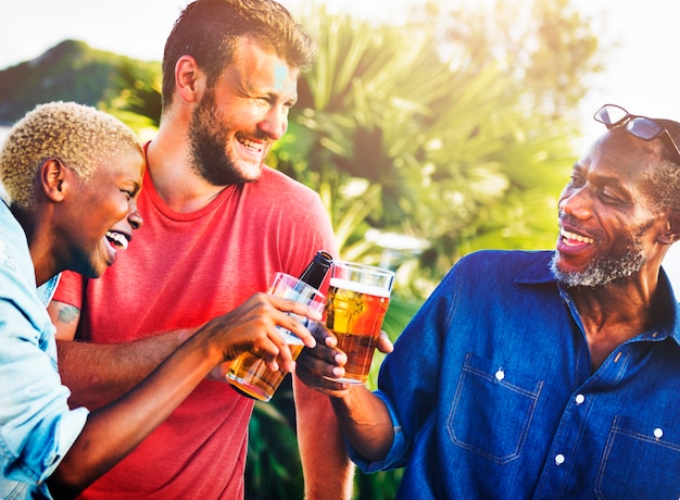 Diversas personas amigos colgando concepto de beber