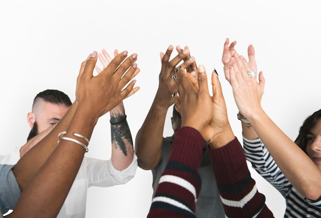 Foto diversas personas aplaudiendo manos amistad