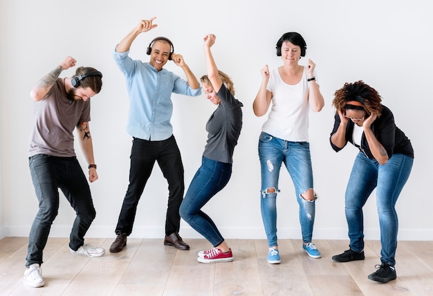 Foto diversas personas bailando aisladas