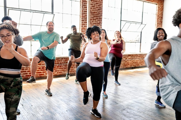 Diversas personas en una clase de baile activa.