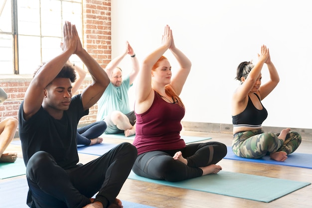 Diversas personas en clase de yoga.