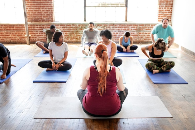 Diversas personas en una clase de yoga.