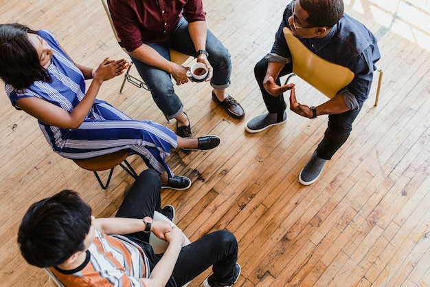 Diversas personas en un grupo de apoyo.