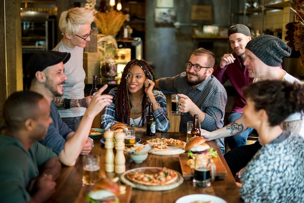 Foto diversas personas pasan el rato en el pub