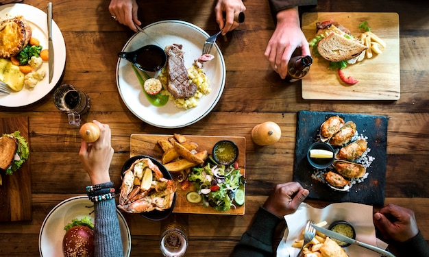 Diversas personas pasan el rato en el pub