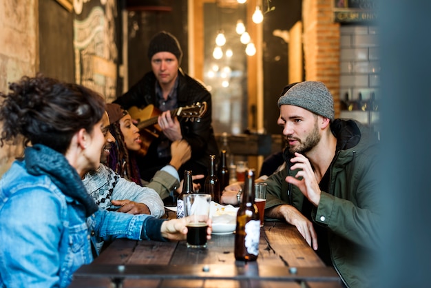 Diversas personas pasan el rato en el pub