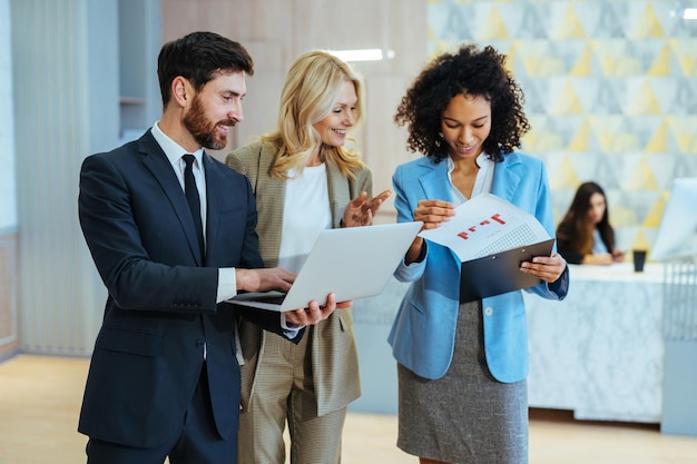 Diversas personas que trabajan en la computadora portátil en línea en los conceptos de la sala de reuniones sobre negocios y tecnología