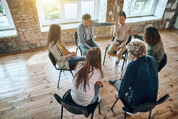 Diversas personas se reúnen en el grupo de rehabilitación ayuda psicológica drogas tratamiento de adicción al alcohol