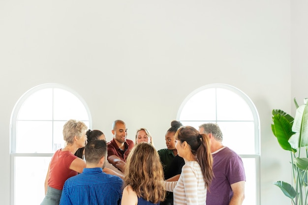 Foto diversas personas en una sesión de grupo de apoyo