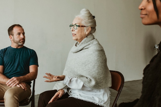 Diversas personas en una sesión de rehabilitación.