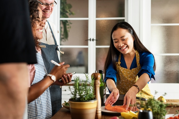 Diversas personas se unen a la clase de cocina