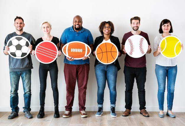 Foto diversas pessoas com símbolo do esporte