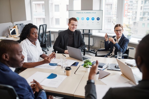 Diversas pessoas de negócios em reunião