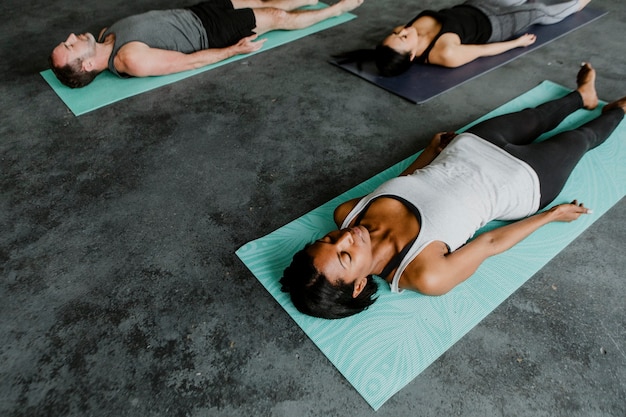 Diversas pessoas em pose de Savasana