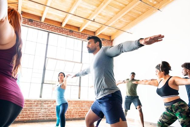 Diversas pessoas em uma pose de ioga virabhadrasana