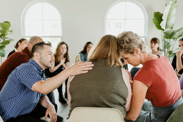 Diversas pessoas em uma sessão de grupo de apoio