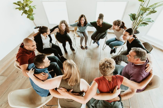 Diversas pessoas em uma sessão de grupo de apoio