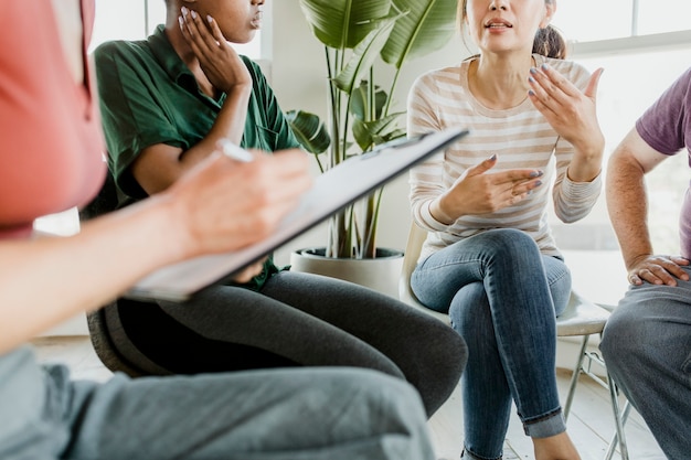 Diversas pessoas em uma sessão de grupo de apoio