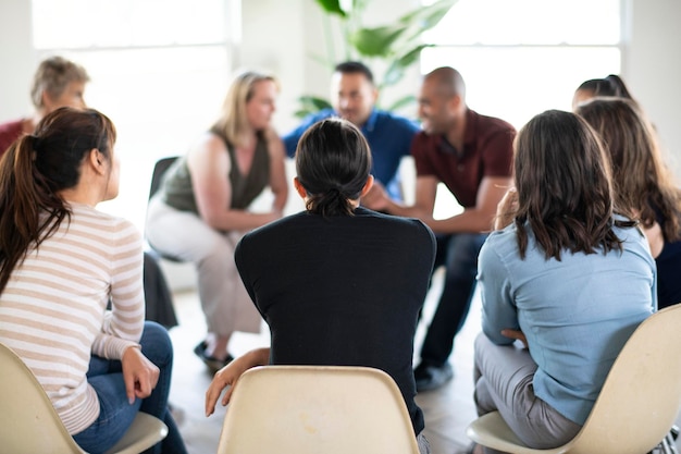 Diversas pessoas em uma sessão de grupo de apoio