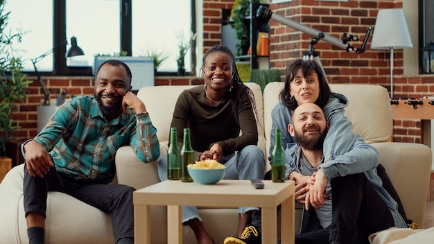 Diversas pessoas falando em videoconferência online em reunião social, usando videoconferência com webcam e bebendo cerveja. Conversando na reunião de chamada de teleconferência remota. Tiro de tripé.