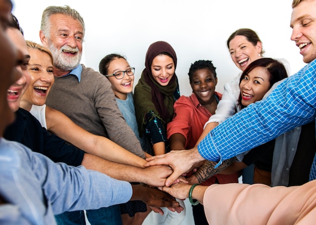 Foto diversas pessoas juntas parceria de trabalho em equipe