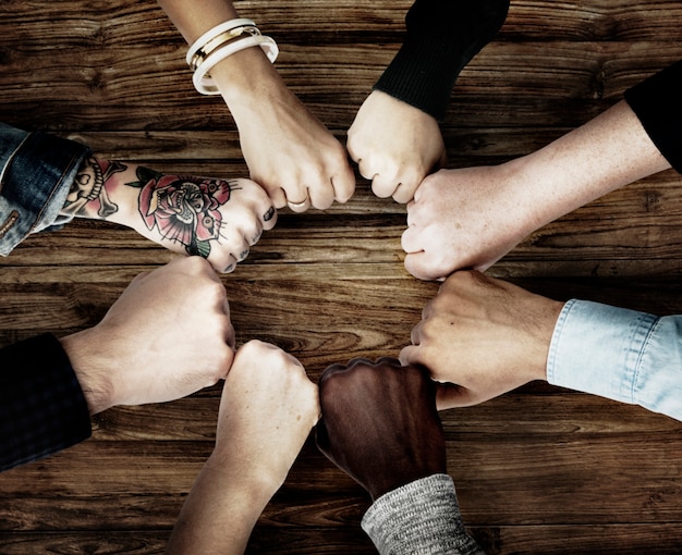 Foto diversas pessoas mãos punhos juntos parceria