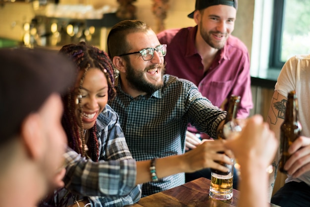 Diversas pessoas penduram para fora da amizade pub