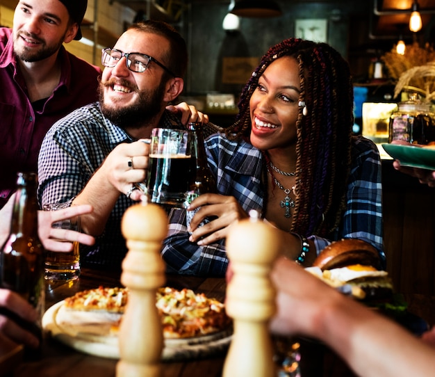 Diversas pessoas penduram para fora da amizade pub