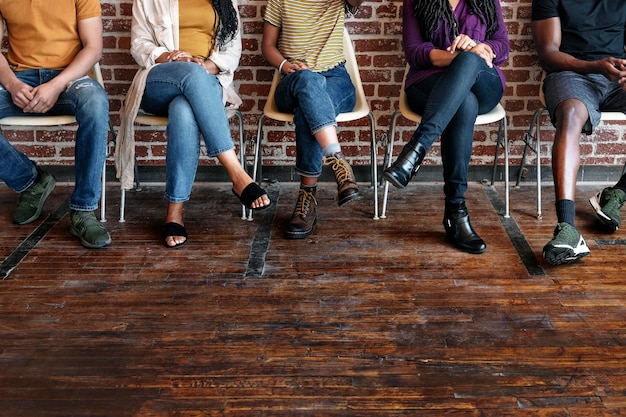 Diversas pessoas sentadas em uma fileira