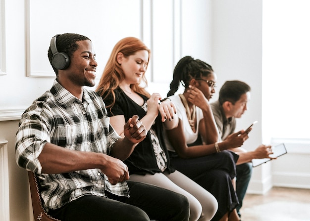 Diversas pessoas usando dispositivos digitais